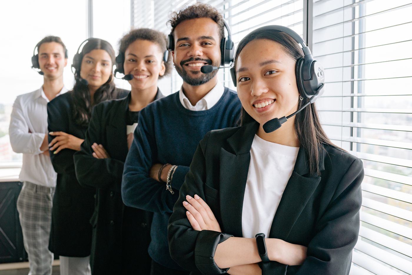 Equipo de soporte al cliente con headset