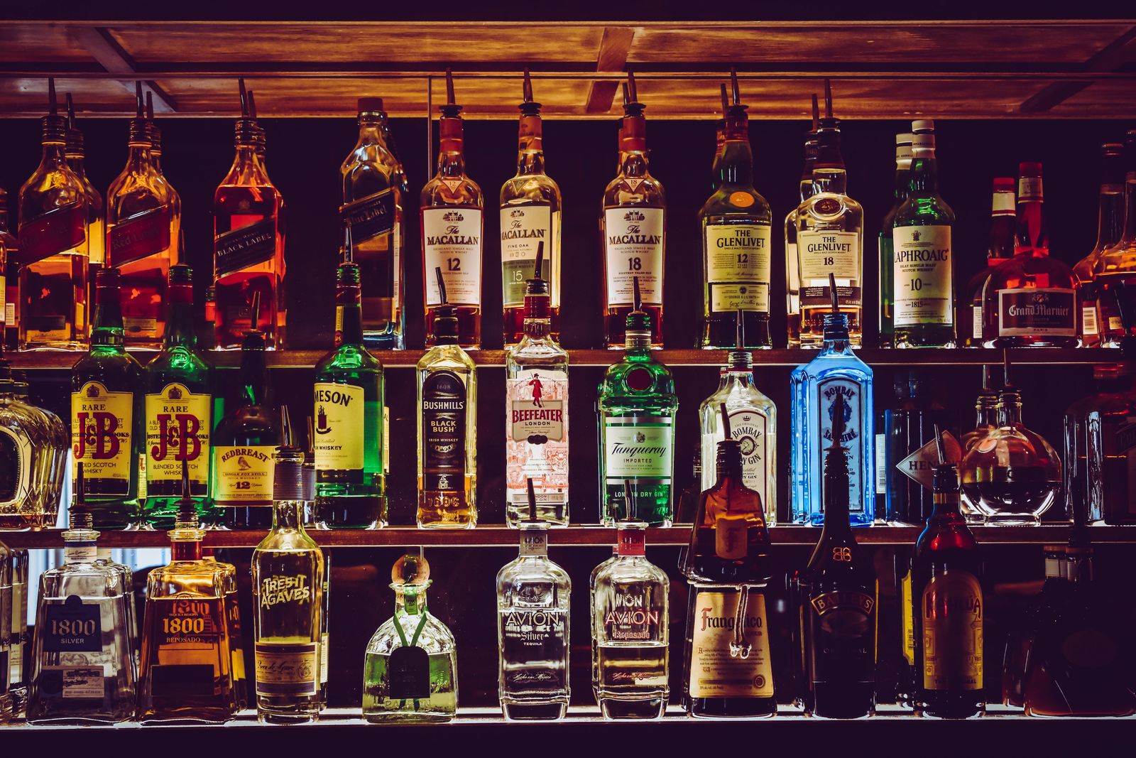 Sistema para licorerías: estantería de botellas en un liquor store