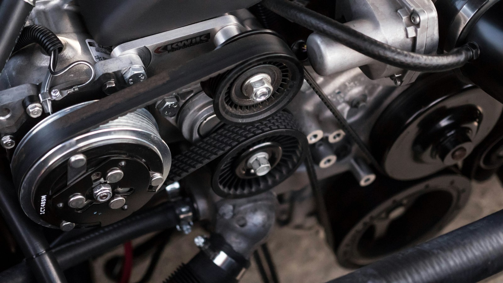 Sistema para repuestos: poleas y correas de un motor