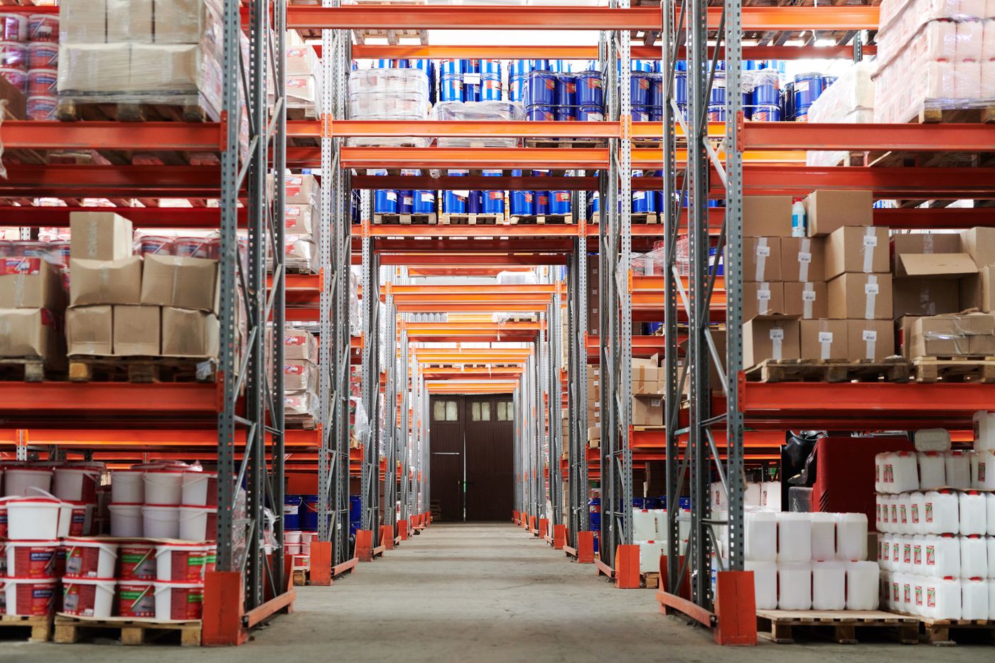 Almacén con inventario organizado
